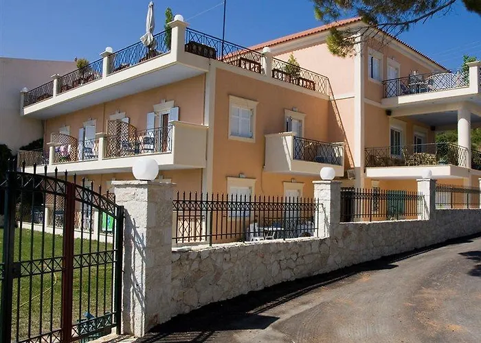 Apart-hotel Lazaratos 2*